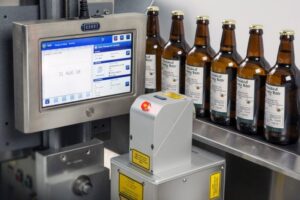 Znakowanie laserowe na etykiecie butelki piwa 