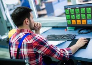 Podgląd statusu pracy drukarek na ekranie monitora 